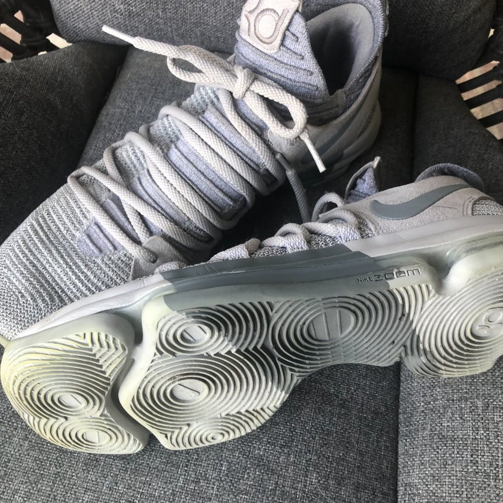 NIKE Mens volleyball shoes size 12 great condition!